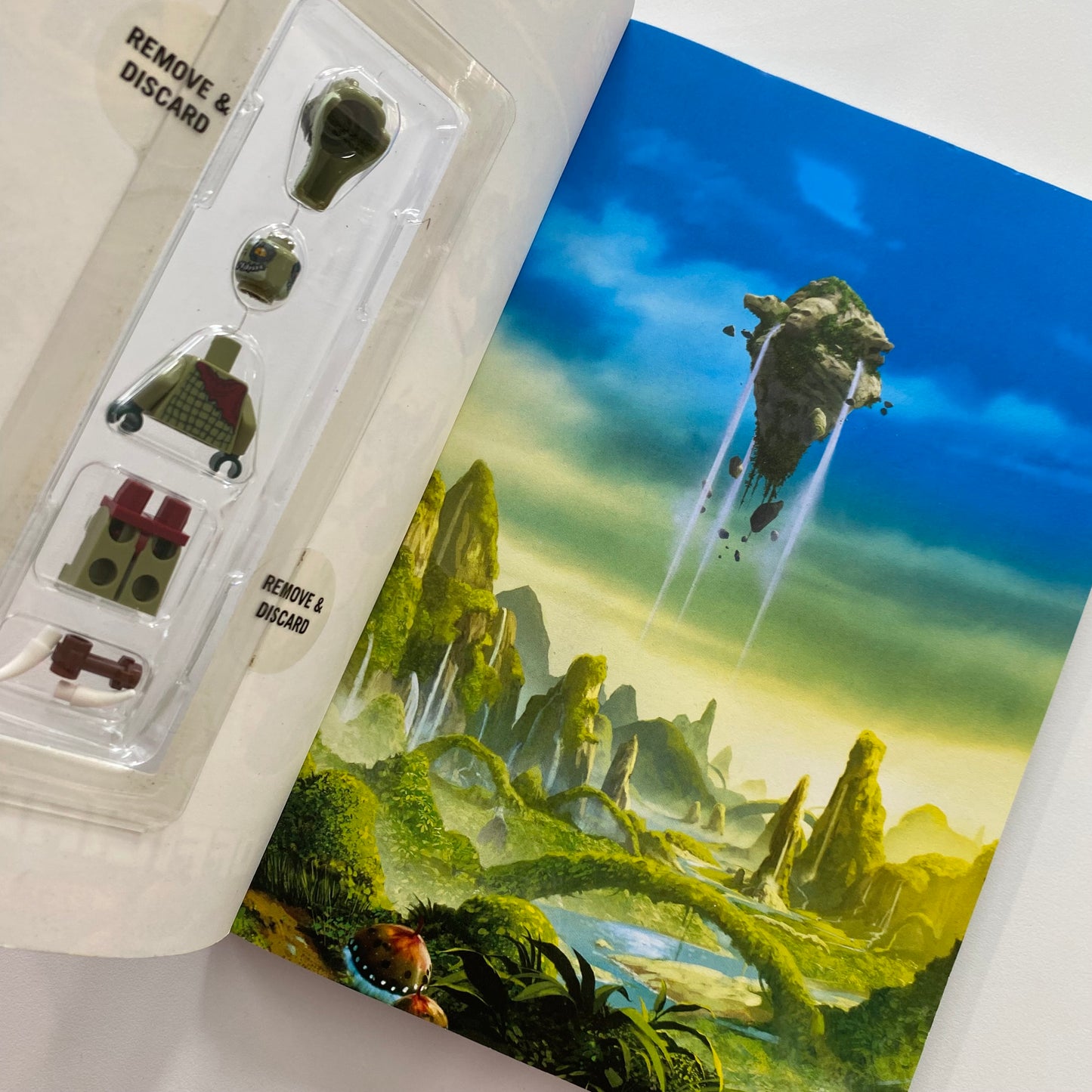 LEGO Legends Of Chima Offical Guide Book (NEW)