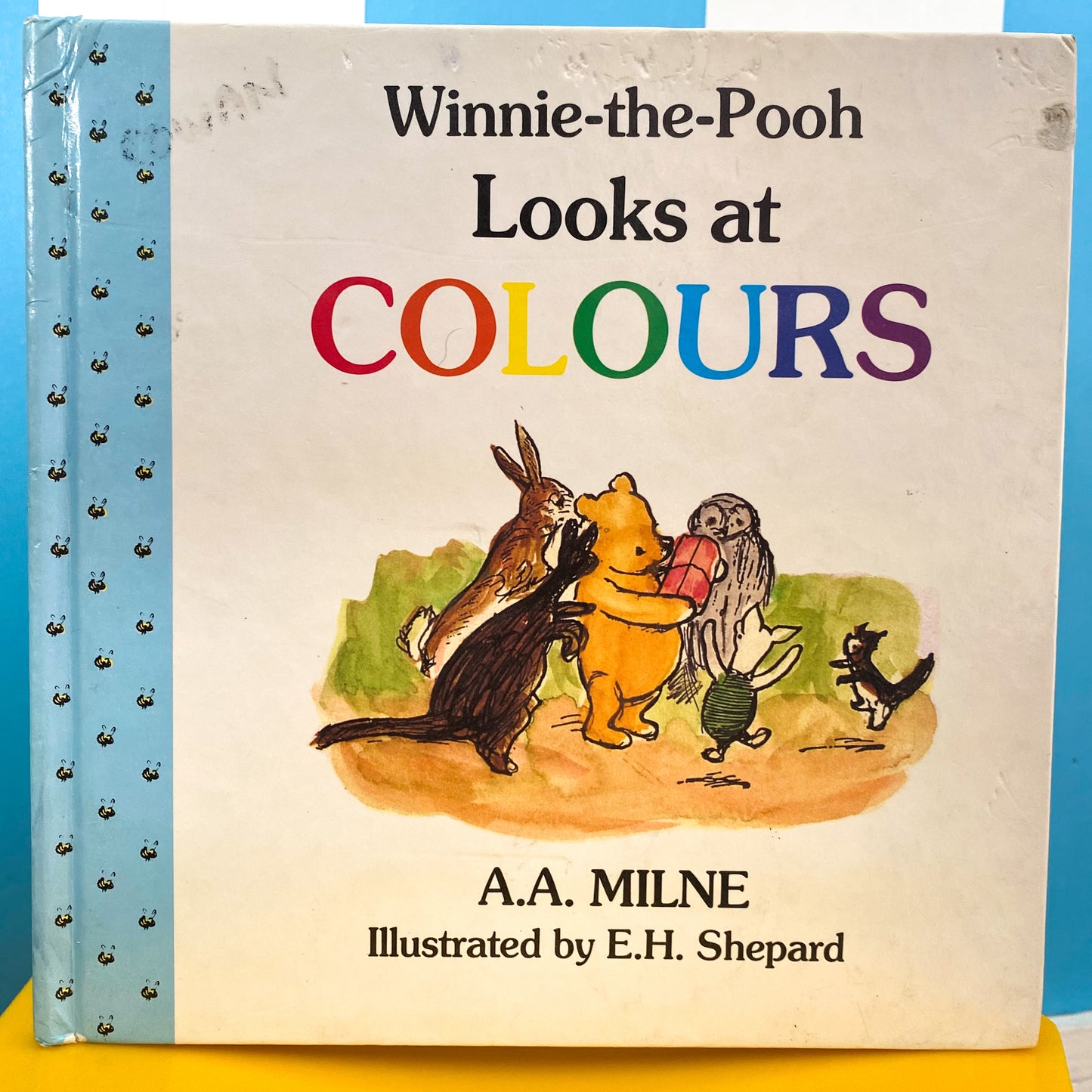 Disney Winnie The Pooh Looks At Colours Book