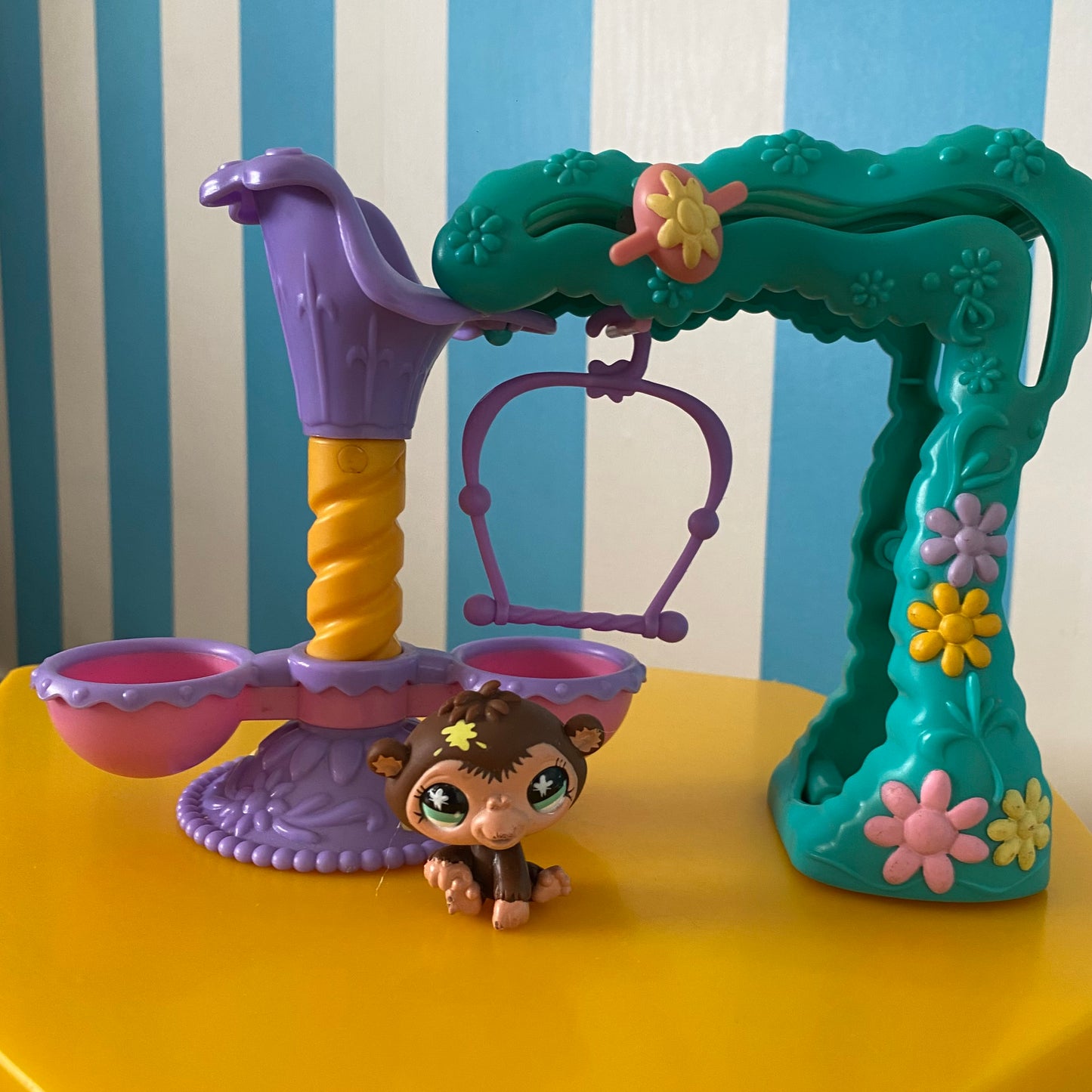 Littlest Pet Shop Twirl Around Treehouse