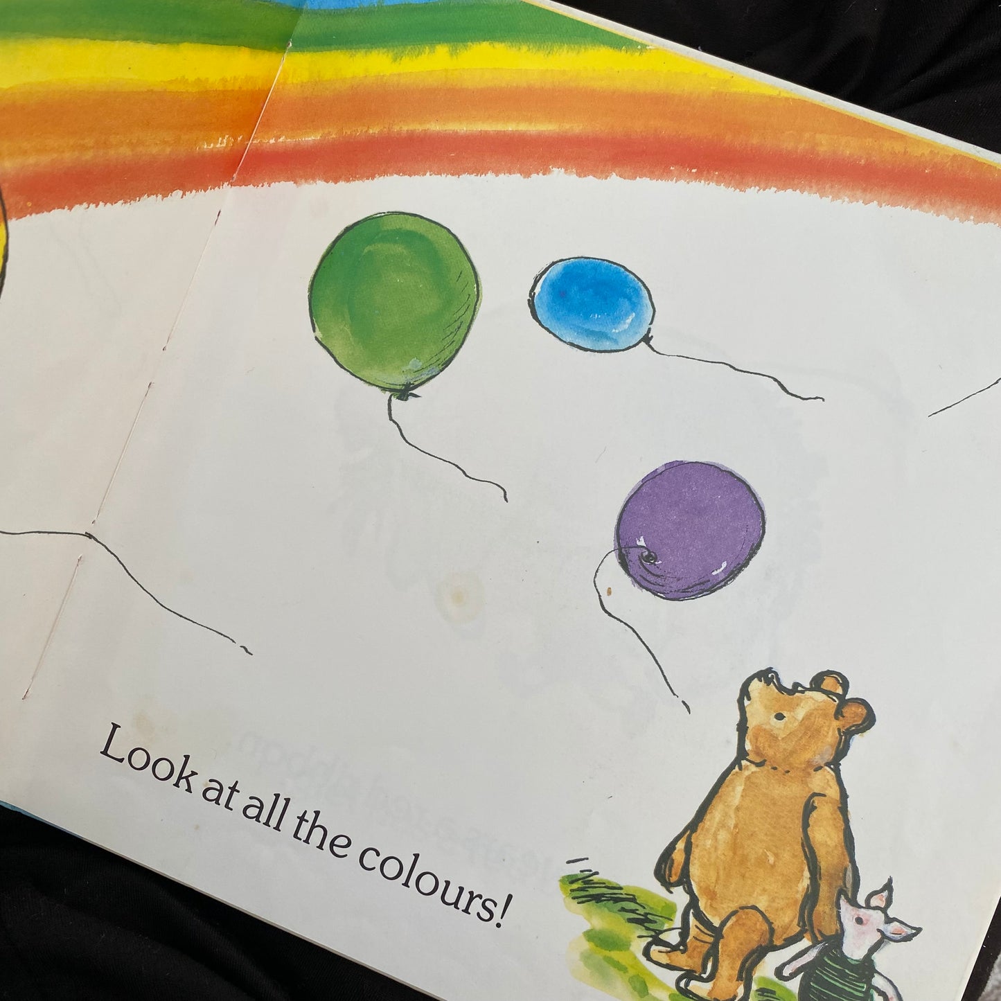 Disney Winnie The Pooh Looks At Colours Book